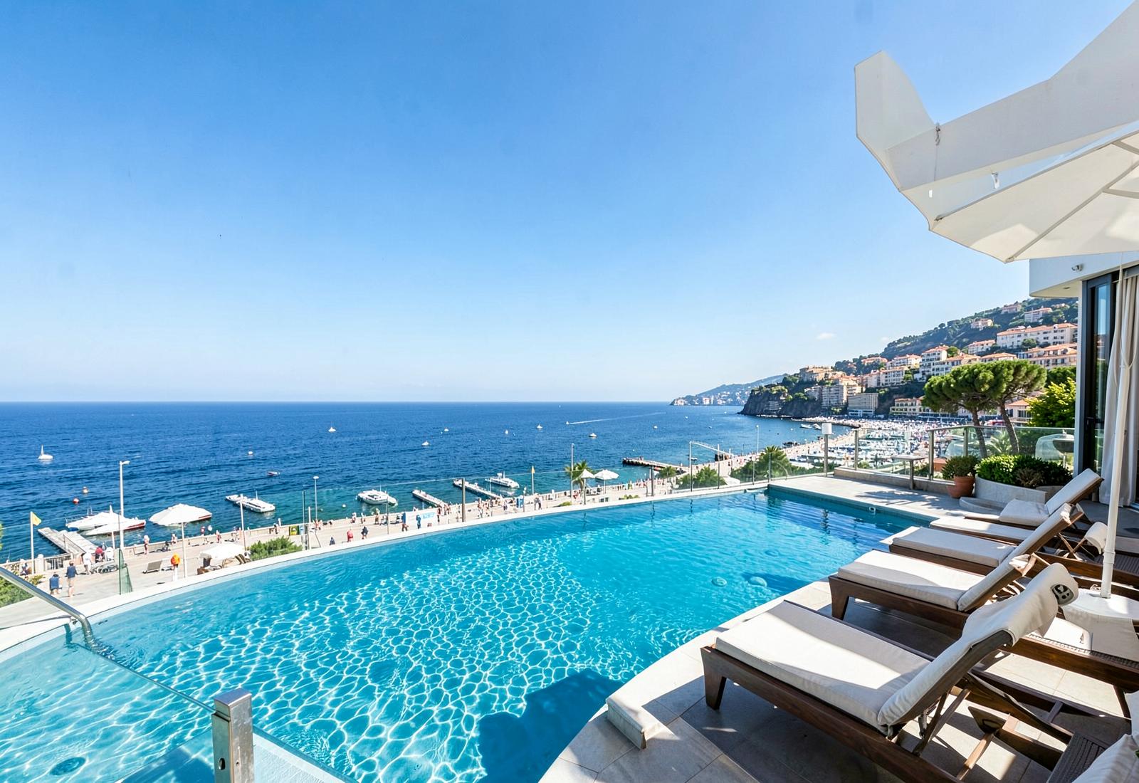 Seasonal rooftop pool with sun loungers overlooking the Mediterranean sea in Nice